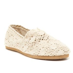 ⭐️Bucco Beige Crochet Flats..NWT!!